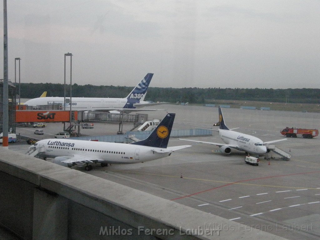 Warten auf den Airbus 380 Koeln Bonn P389.JPG
